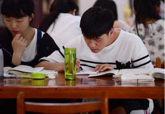 专科应届毕业生找什么工作比较好,专科毕业生找工作难的现象很普遍