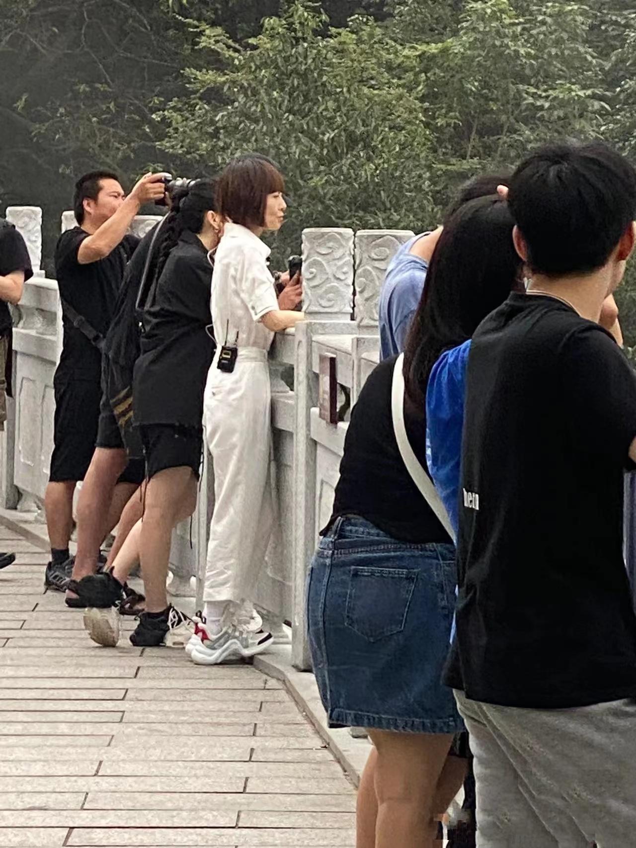 鲁豫瘦的显老态,鲁豫现身机场瘦得像火柴