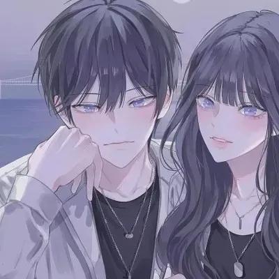 男子喜欢刷手机上的小视频，就让自己的女友穿性感黑丝，让自己看