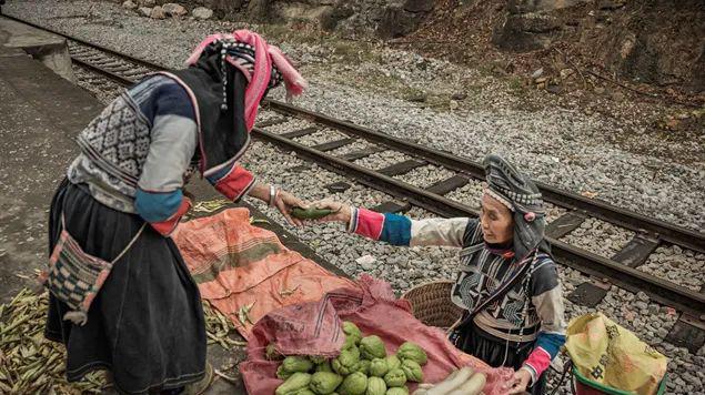 云南红河州，清朝遗留下来的火车集市：很多人误以为是印度