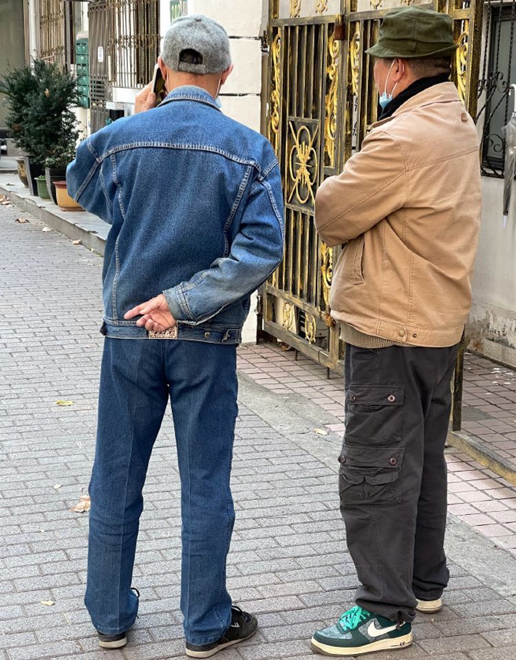 40岁后男人穿工装裤还是束脚裤,四十多岁男人适合穿阔腿牛仔裤吗