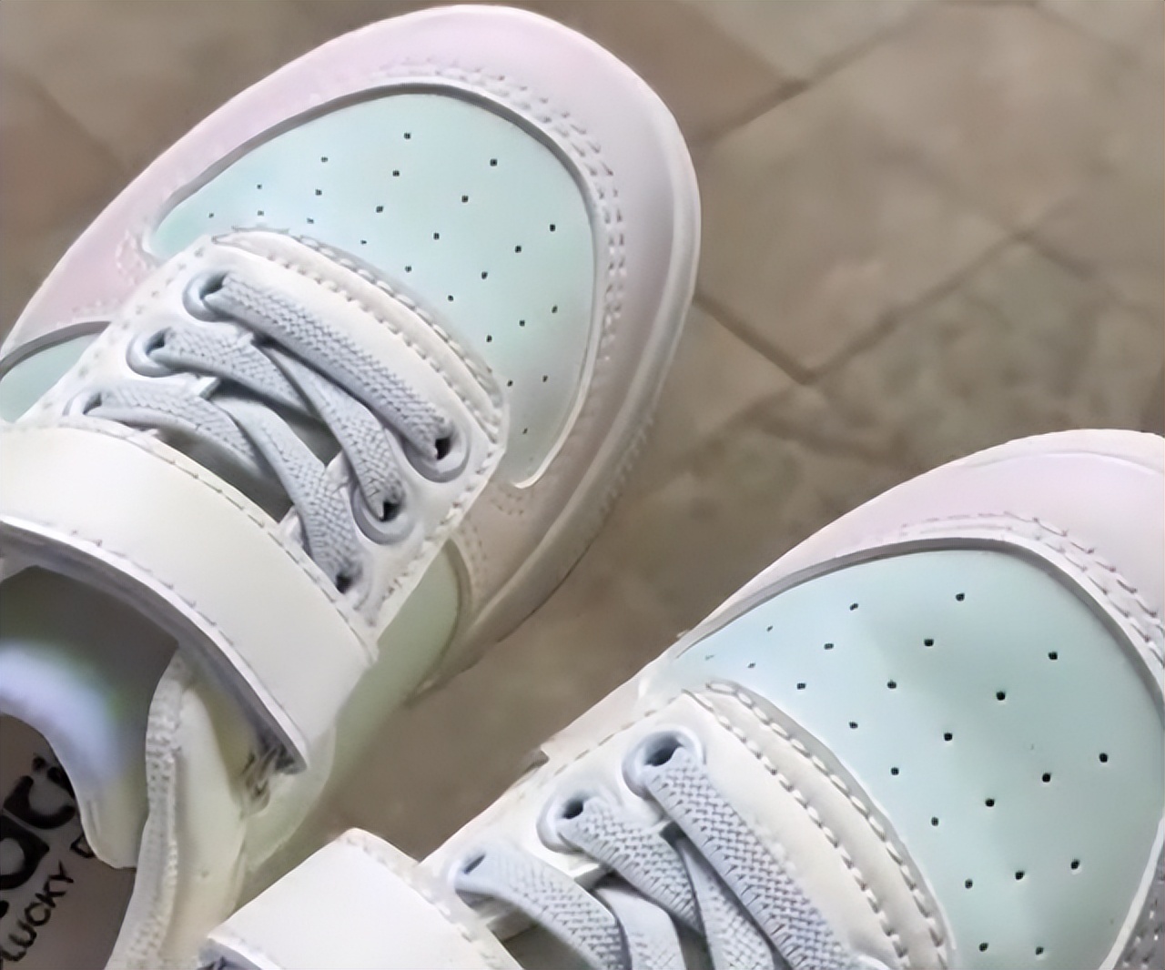 学校通知穿小白鞋妈妈误买变色鞋,幼儿园家长给孩子穿白鞋