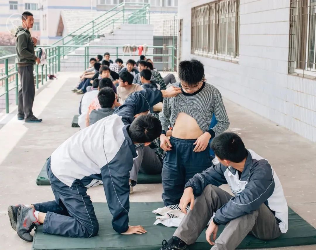 这个校园“*拍偷**狂魔”,拍下了95后的绝版青春