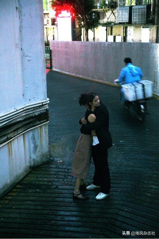 她终于如愿以偿，被他拥进怀中