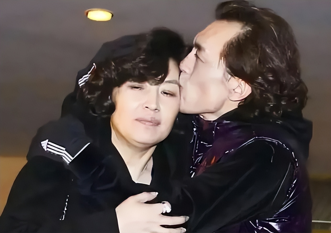 李咏妻子哈文家庭背景显赫,李咏去世后他的妻子哈文怎么样了