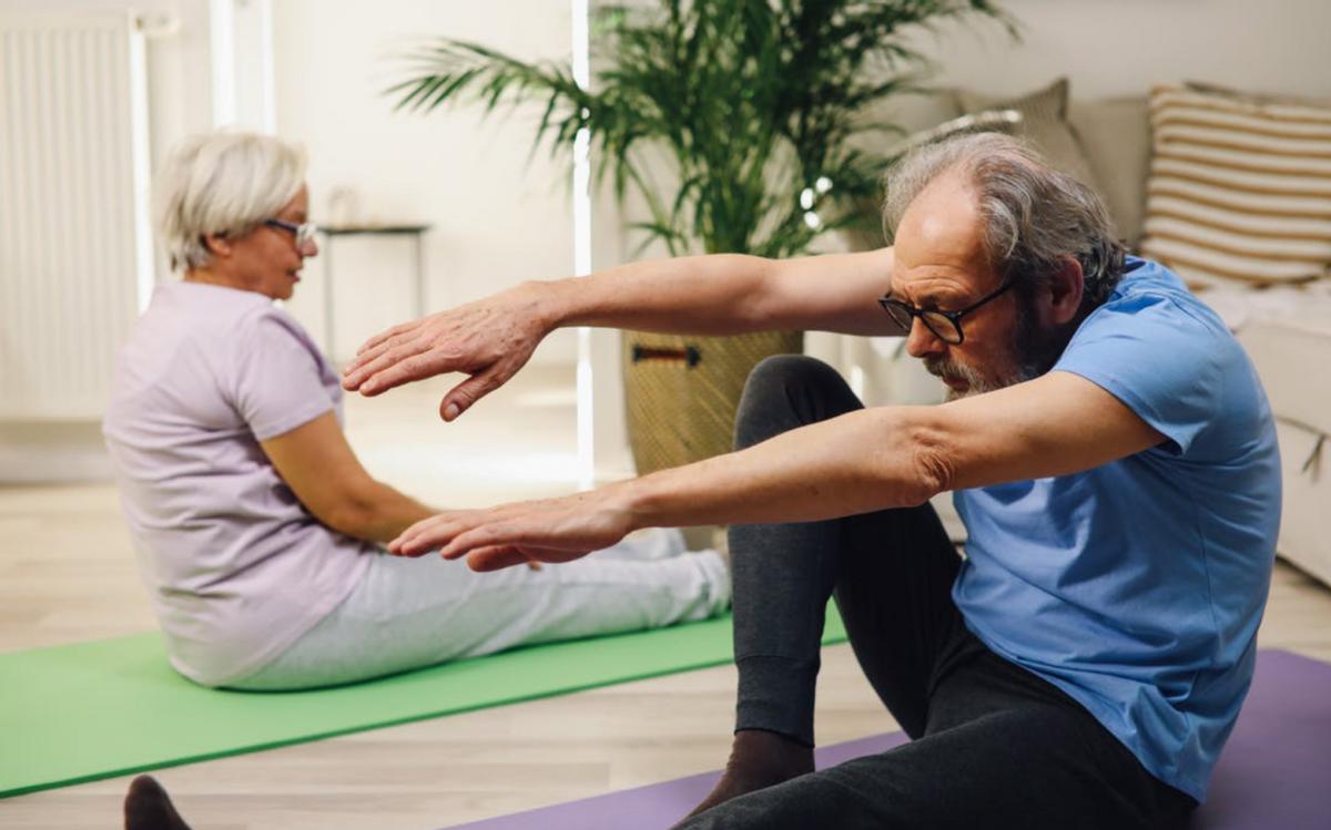 70岁老人腰椎间盘突出适合手术吗,70岁老人腰椎滑脱应怎样治疗为好