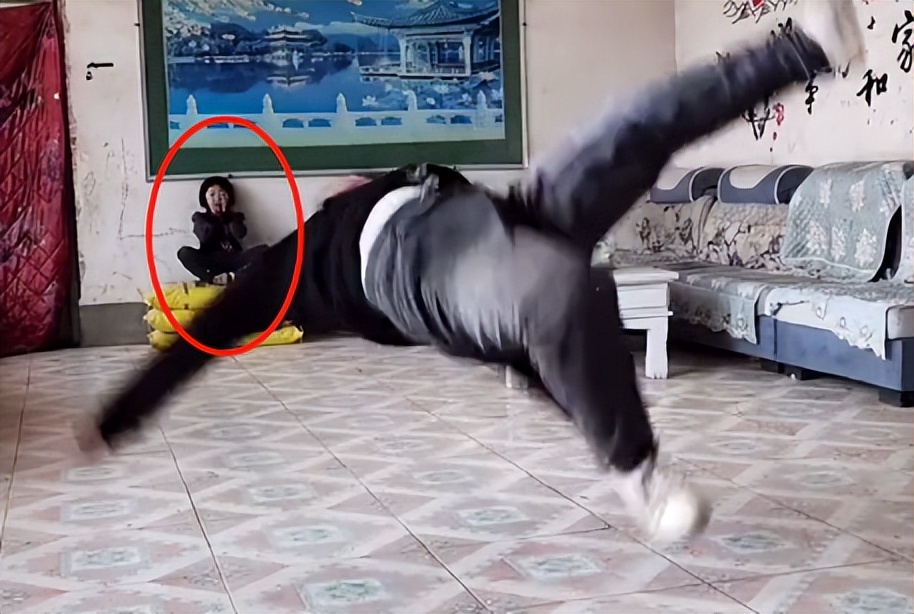 山东小伙靠“三脚猫功夫”走红，获赞乡村洪金宝，网友为啥半服？