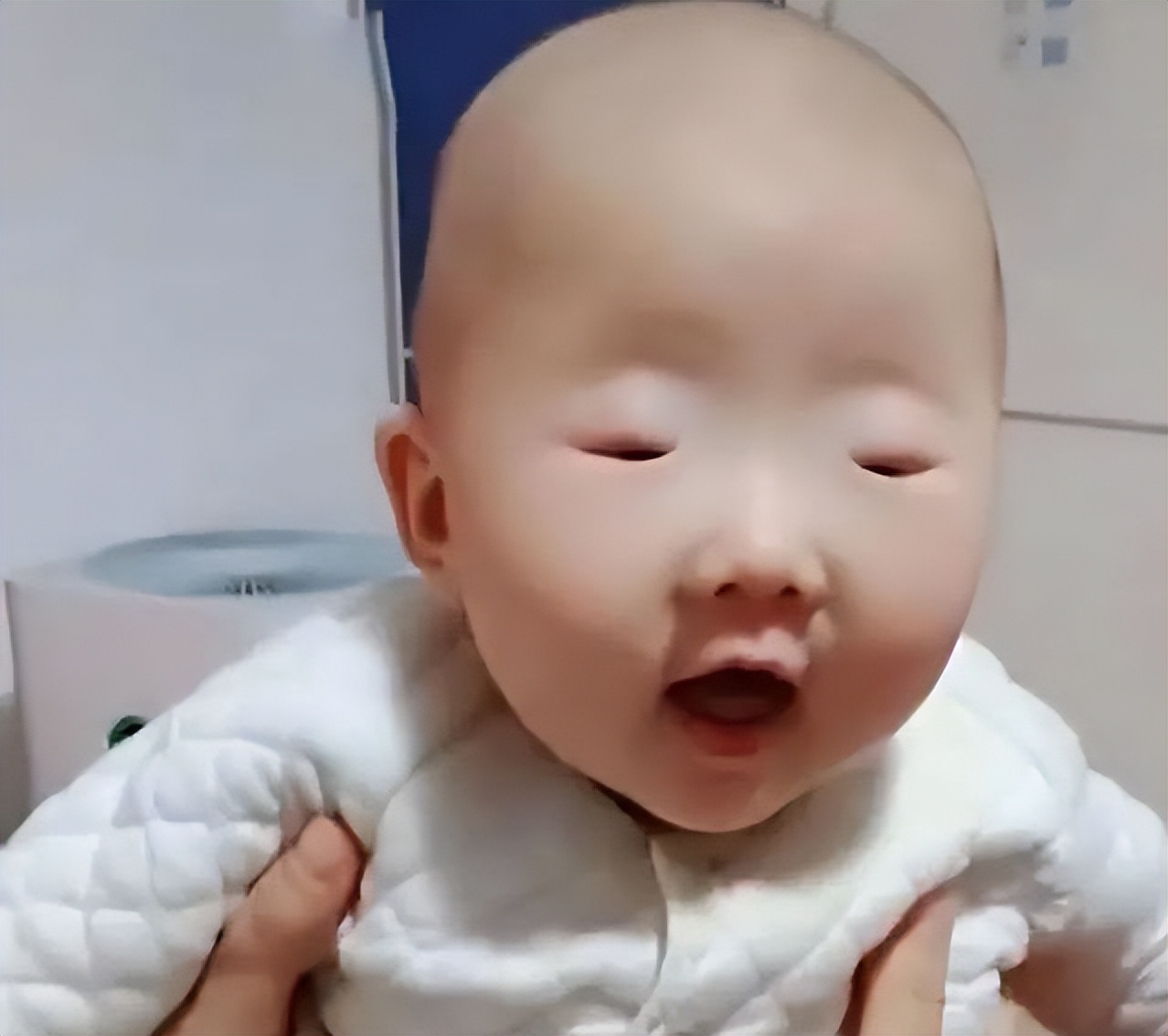 “绿豆眼”宝宝火了，眼睛只有一条缝，网友：确定睁开了吗？