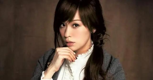 被男友公开*夜初**时间，40岁翻红的“甜心教主”，为何总遇渣男？