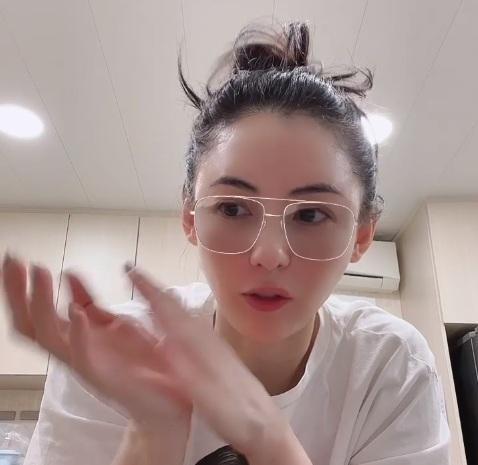 张柏芝晒出怼脸自拍，自曝鼻梁被3岁小儿子抓伤，超长伤疤很明显