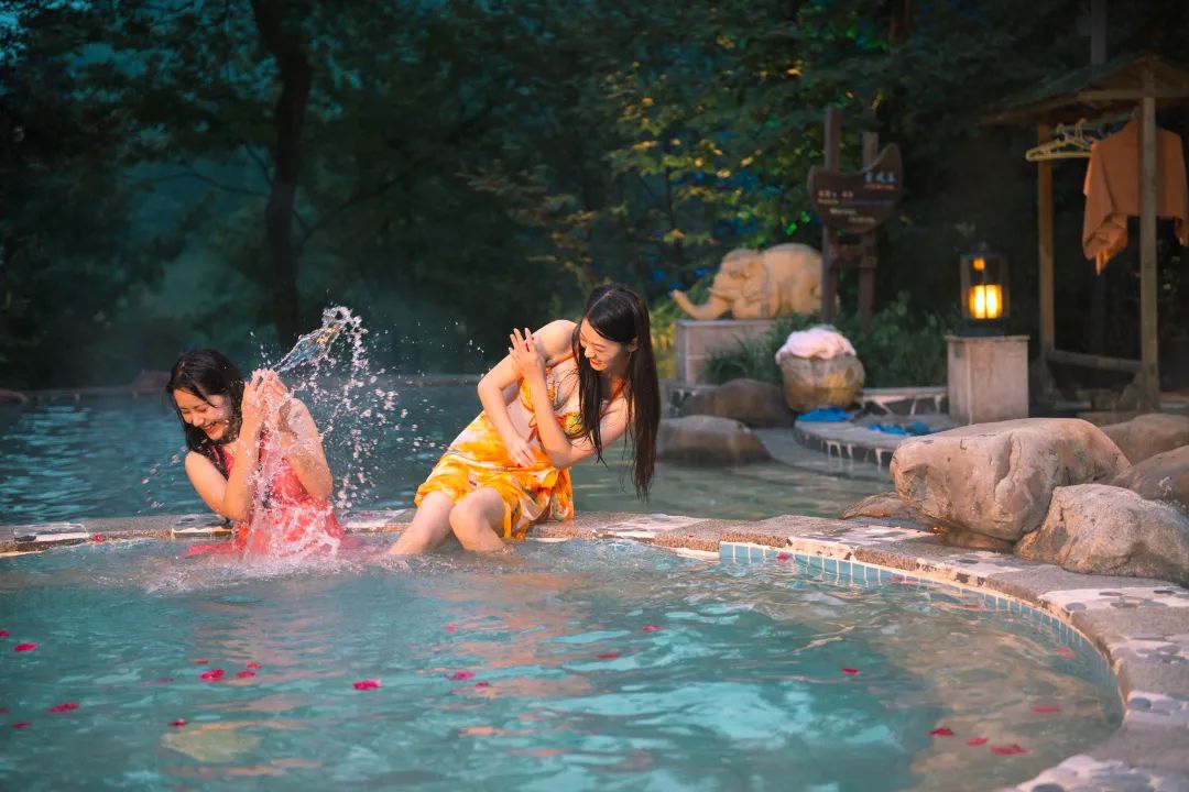 冬日养生泡汤,冬日赏雪泡温泉