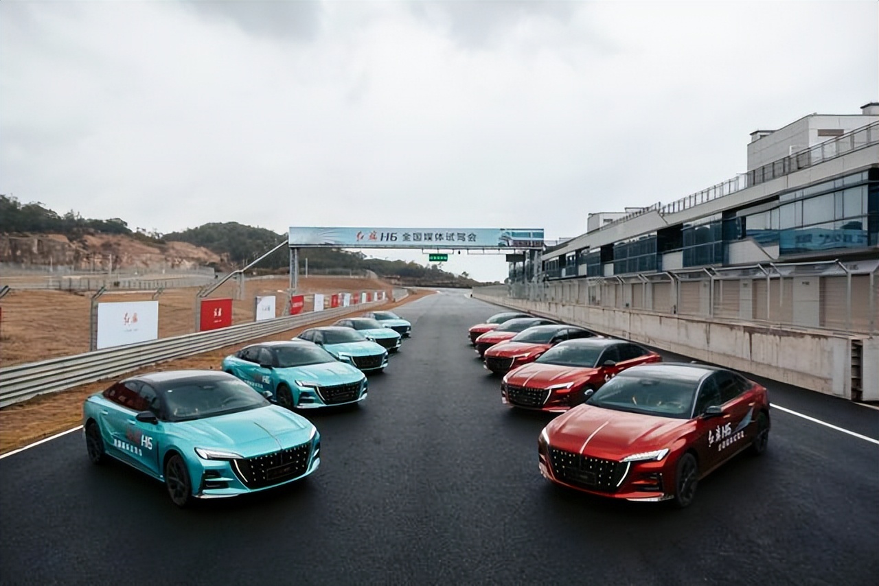 “中国制造”绝了！魔毯悬架+252Ps，比CC漂亮，网友：雅阁买早了