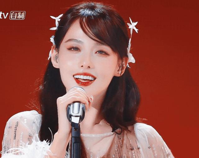 小白花被玫瑰嘲笑故事,小白花被玫瑰嘲笑