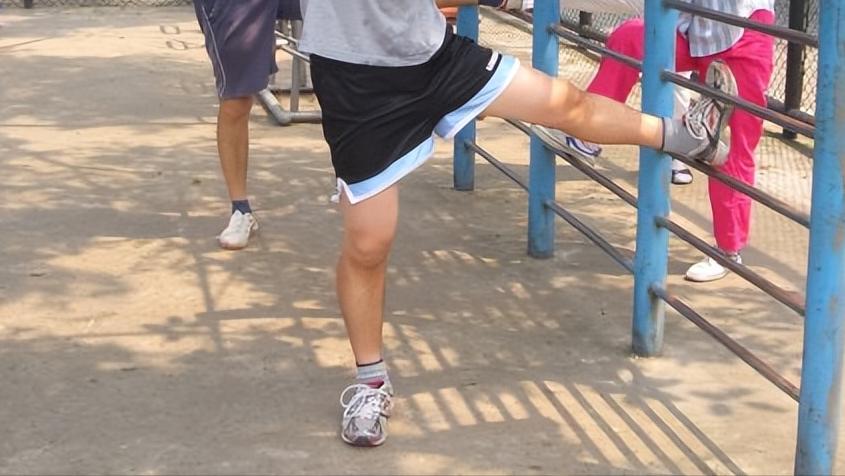 70岁老人压腿拉筋有好处吗,老人压腿的好处与坏处