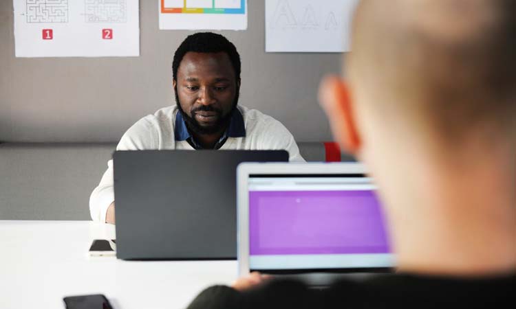 遇到同事说别人坏话作为领导怎办,遇到同事背地里说坏话