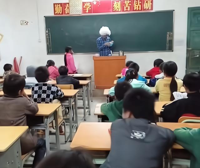 广西：一位男老师给学生发卫生巾，并在课堂上讲解卫生巾的用途