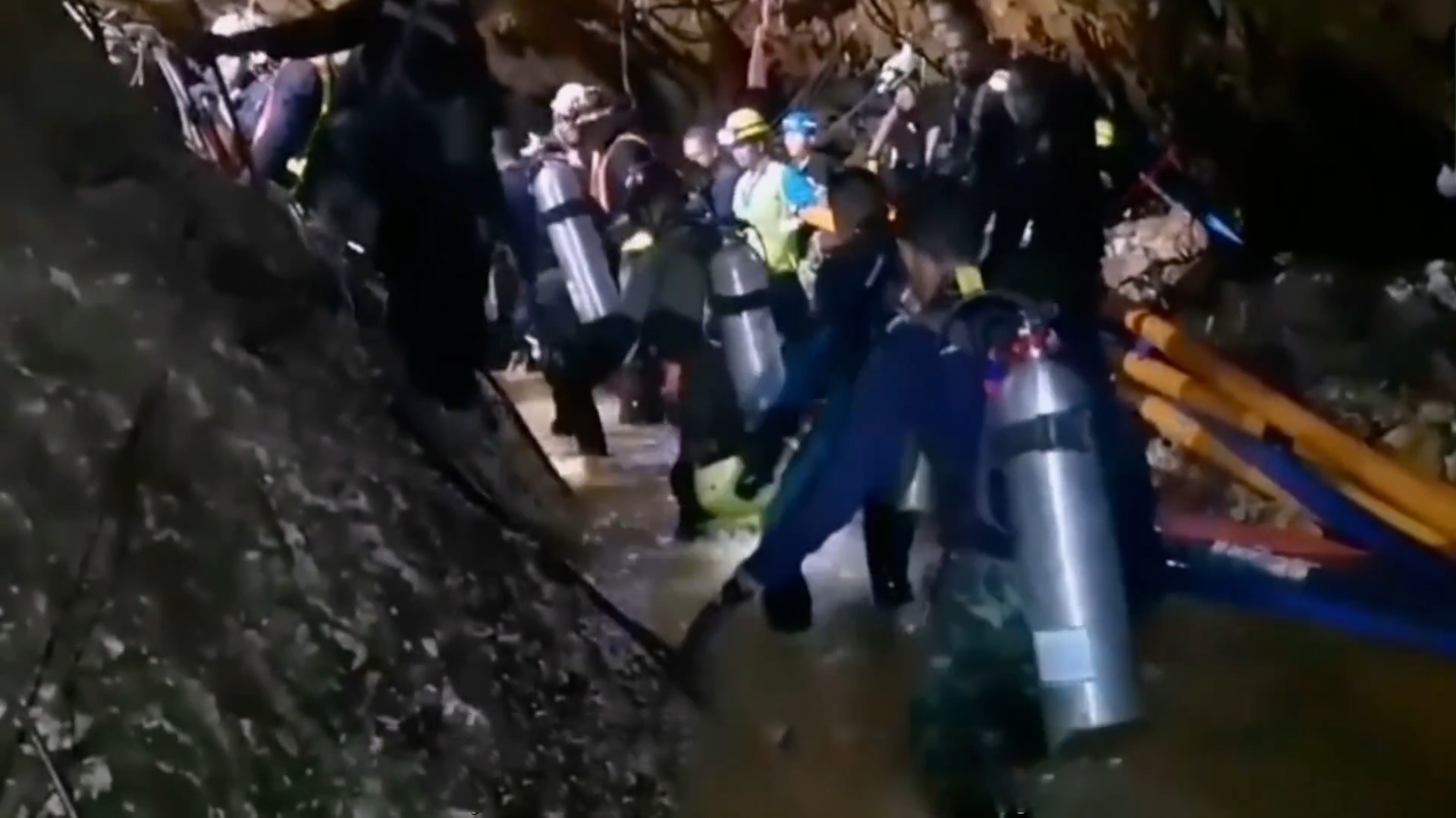 泰国18人球员困在洞穴事件全过程,泰国洞穴救援教练去世