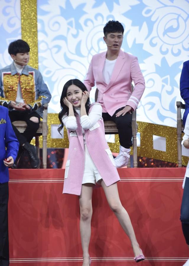 如何搭配衣服才能凸显身材,怎样通过穿搭调整身材比例