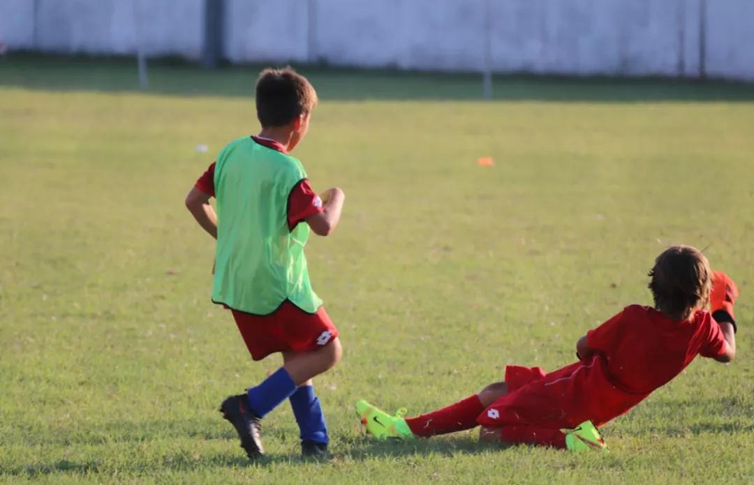 孩子非常热爱足球怎么帮助他,孩子踢球怎样让教练多给予鼓励呀