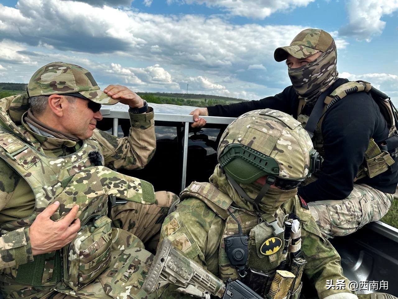 为了心中的执念，俄51岁的体育老师披甲上阵，只求战死的学生安息