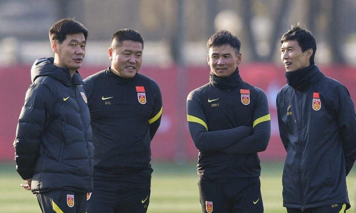 李霄鹏按照球迷要求排兵布阵董路,李霄鹏公开道歉