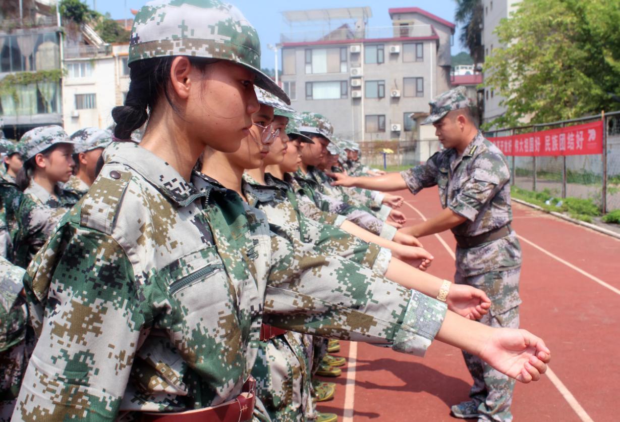 广东高校军训喝烟灰水,高校军训被泼烟灰水