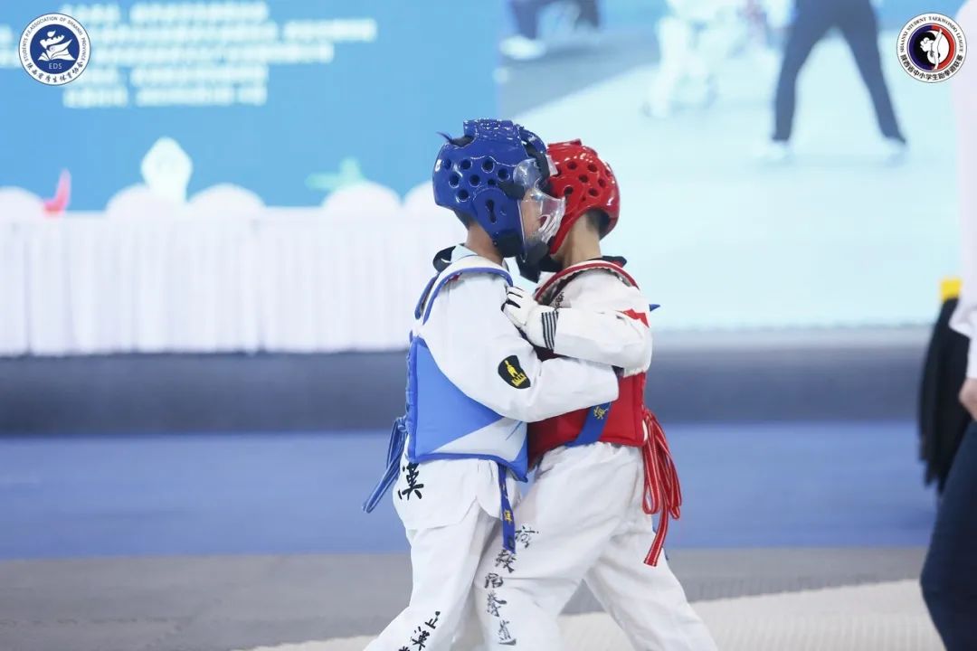 跆拳道小孩夺冠喜报,跆拳道馆比赛获奖喜报模板
