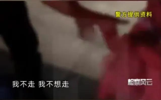 上海20岁女子被人贩子以3万块卖到安徽当新娘：不走，不想走。