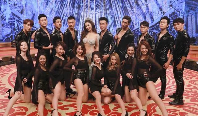 63岁女星穿亮钻透视装！完美曲线尽显，仅遮隐私部位尺度惊人