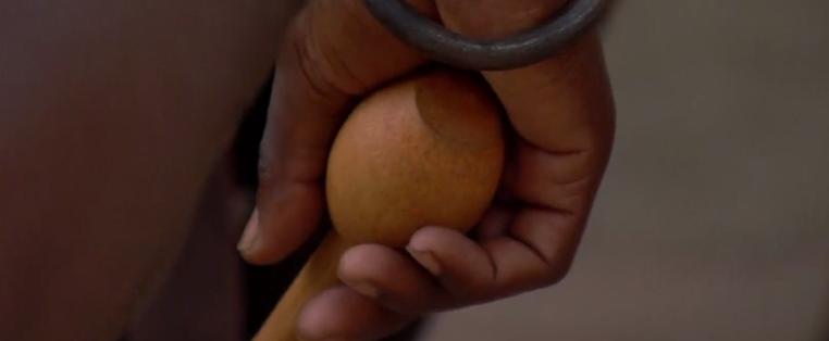 非洲原始部落的真实生活：女人想找对象，就要主动让男人鞭打