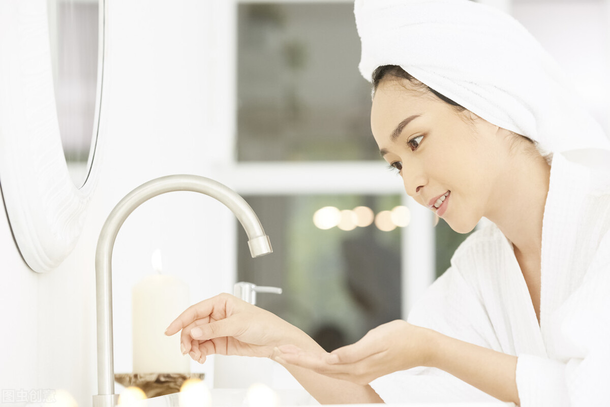 坐月子可以碰水洗手吗,坐月子可以碰没有烧开的水吗