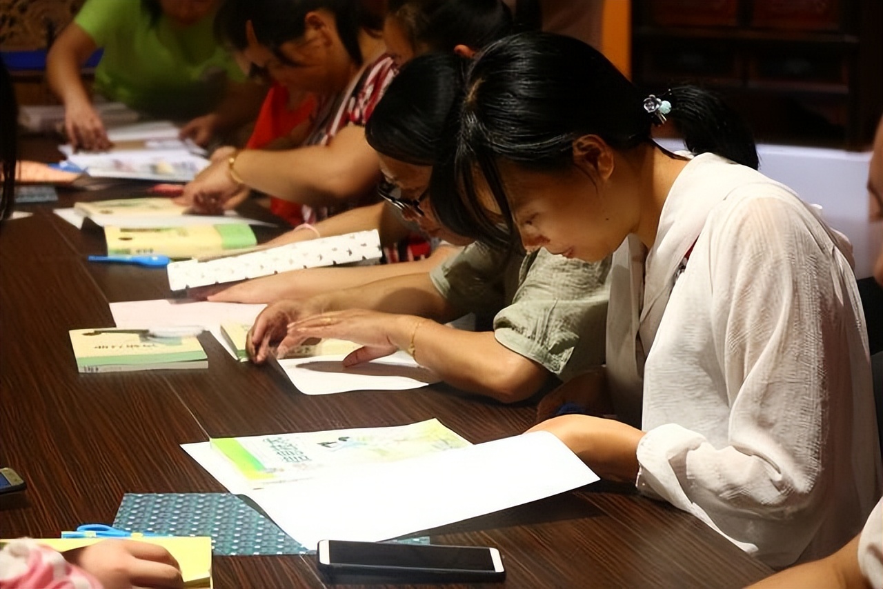 幼儿园老师因包包被家长投诉后续,西安一小学生被家长投诉