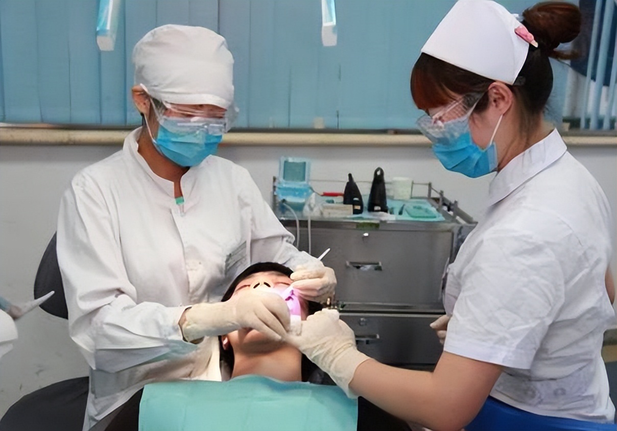 高考结束后出现“怪象”，民政局门口排起长队，女生扎堆往医院跑