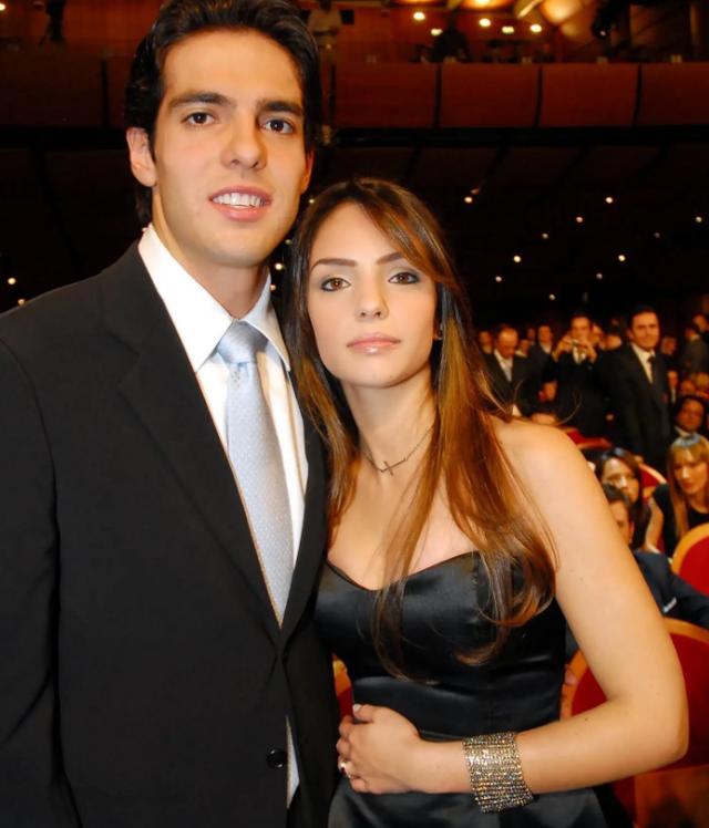 他巅峰那年，梅西C罗当背景板，二婚妻子27岁，前妻最为可惜