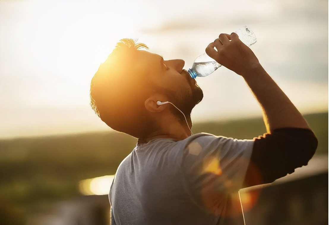 痛风是一个脚趾头痛还是全脚痛,痛风前兆脚趾关节疼饮食