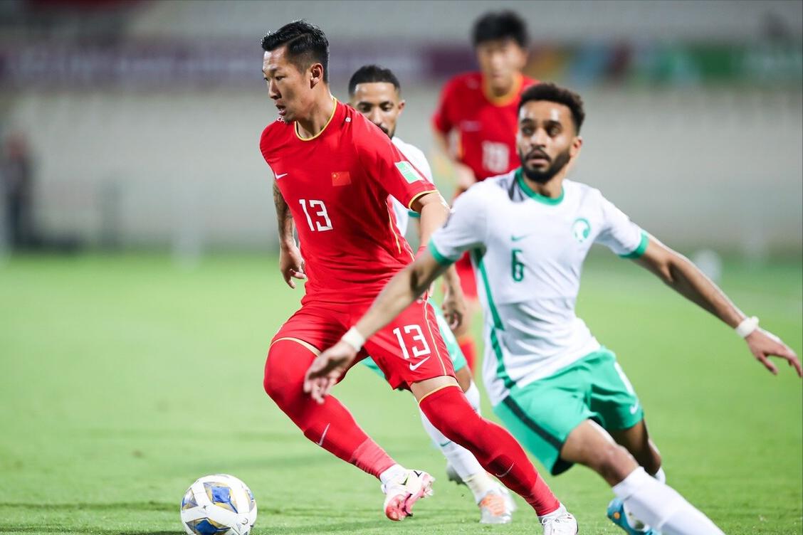 走着踢VS跑着踢！国足被吊打偷到一分，控球率26%体现全方位差距