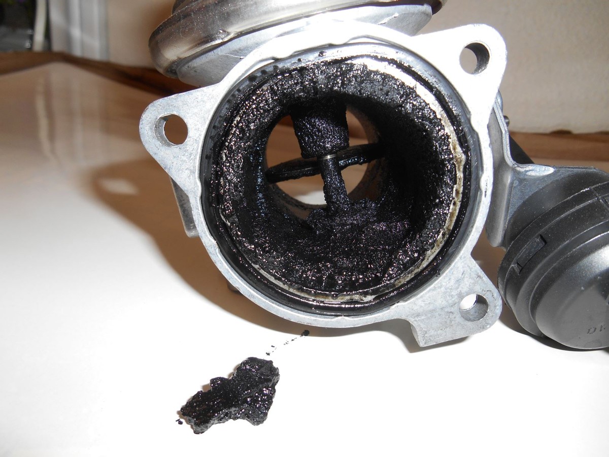 汽车发动机抖动怠速高怎么回事,发动机怠速高和电瓶有关系吗