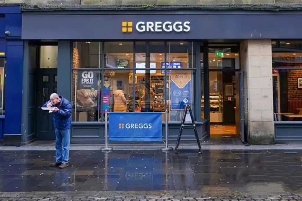 打赢麦当劳，这家英国连锁烘焙店用「低价」实现了逆袭？
