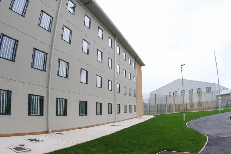 英国狱囚与狱警接吻,英国一女狱警爱上囚犯