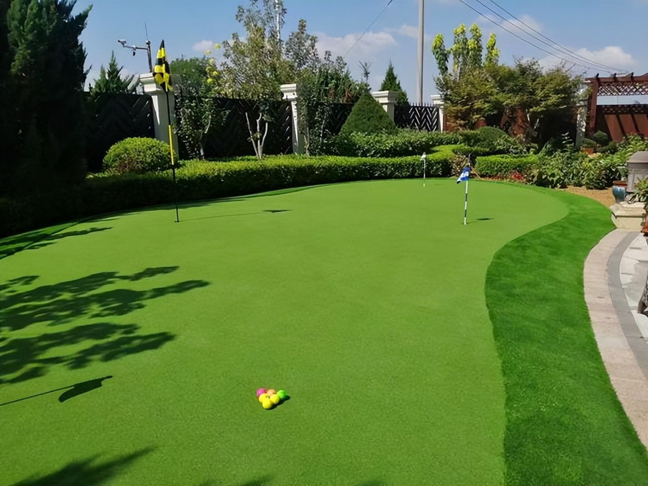 草坪养护撒石灰还是先播种,草坪养护是否复杂