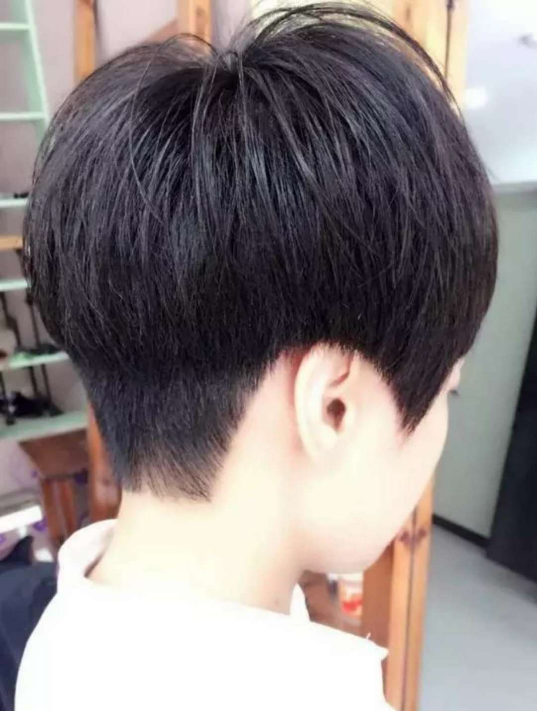 大圆脸脖子短适合长发还是短发,脖子短的人适合什么短发发型