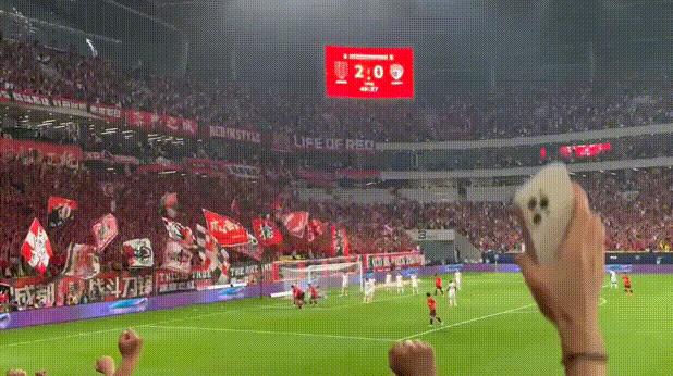 成都人看足球的阵仗这么疯吗？哈哈哈哈哈