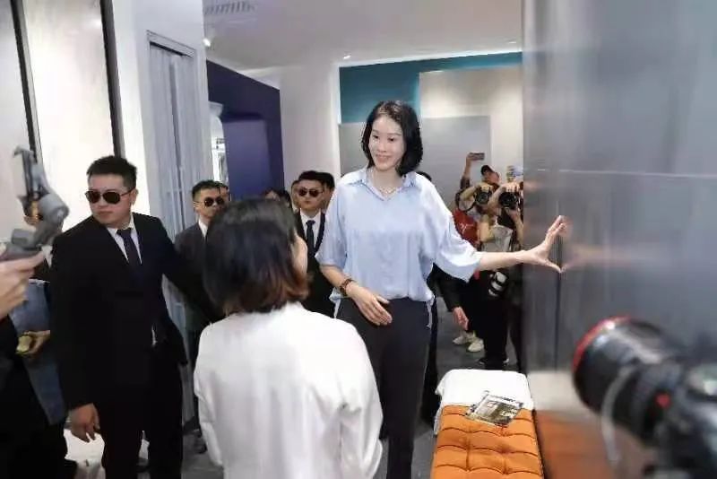 冠军的父母看到孩子夺冠,冠军的家庭