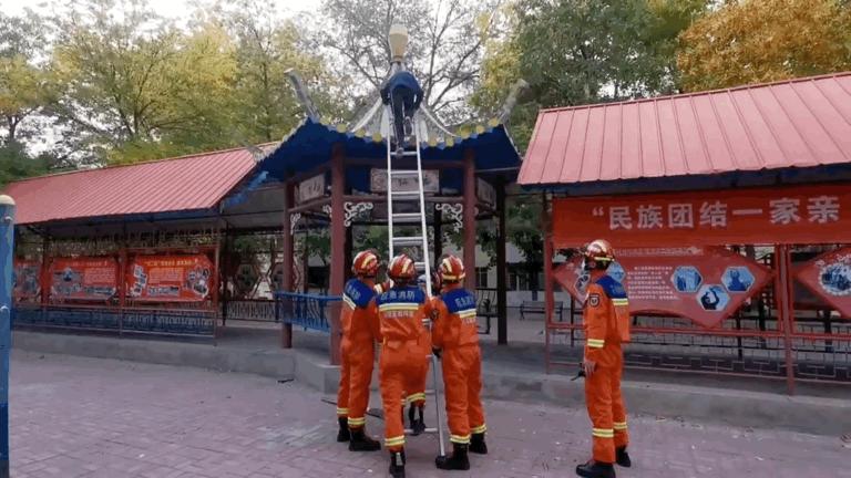 小男孩捡足球溺水,小男孩在楼上捡球男孩上去救人