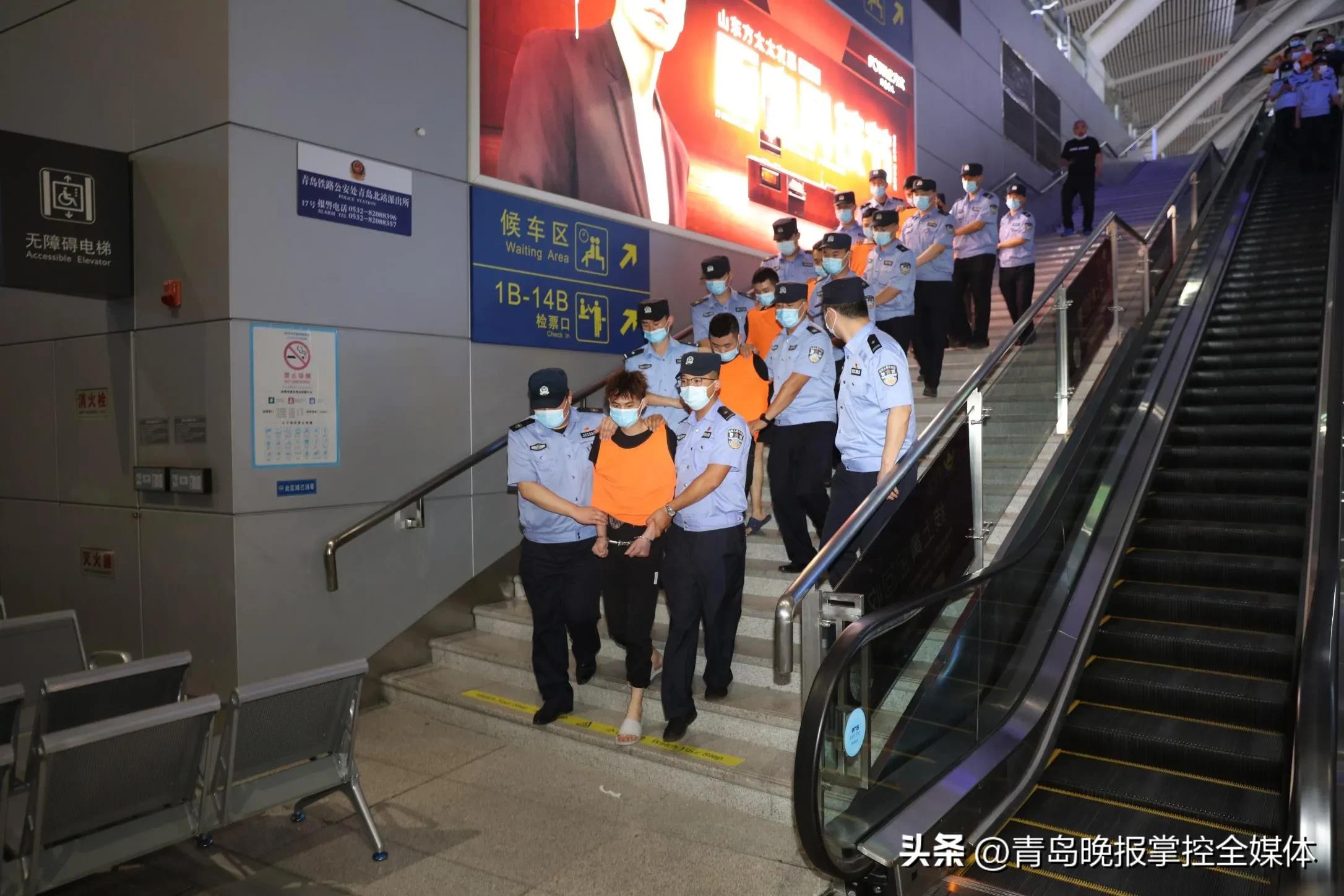 湛江警方打掉一个家庭式诈骗团伙,胶州公安押解诈骗团伙视频