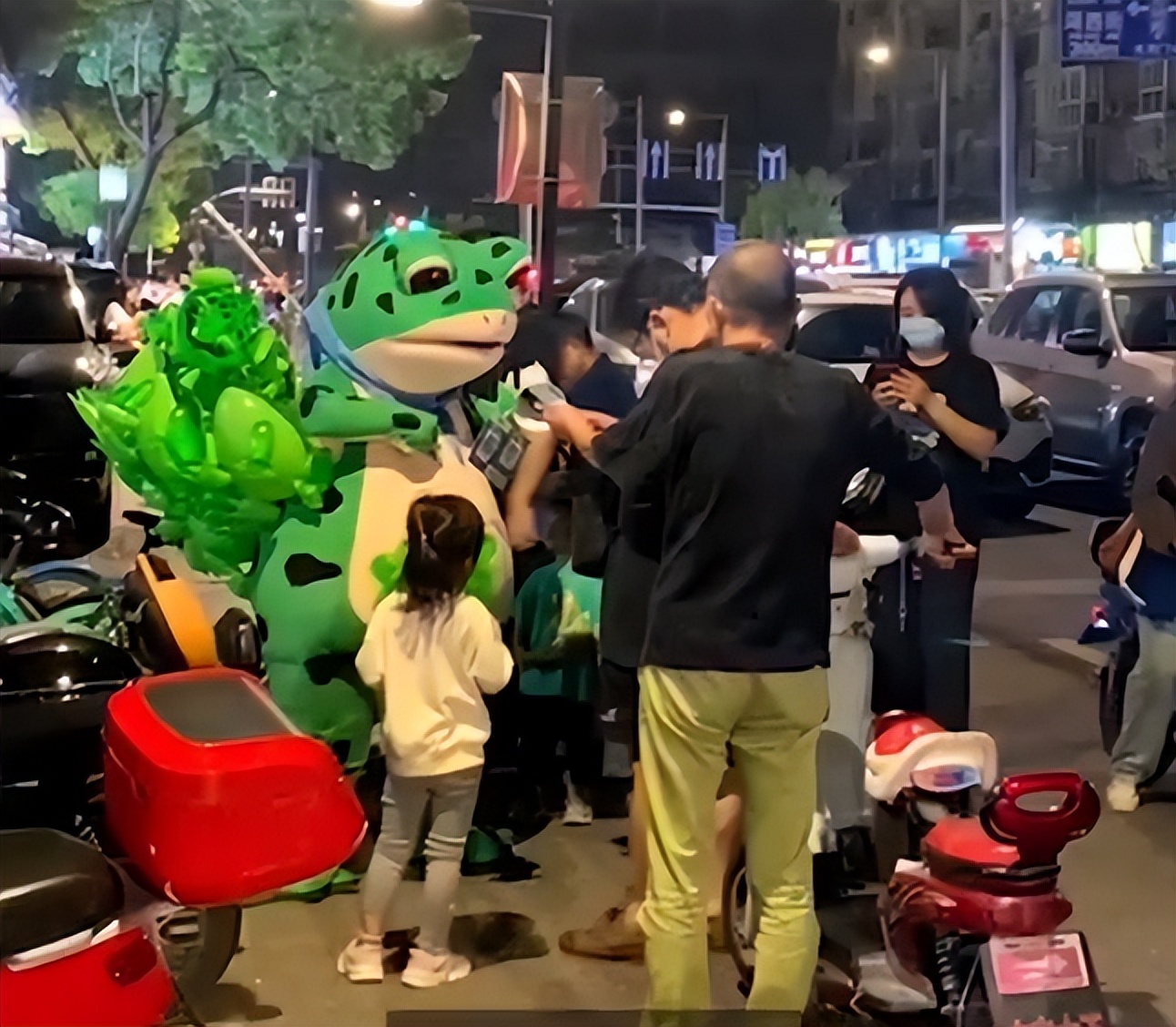 临近春节，兔子灯爆红，打工人又开始摆摊做副业了？