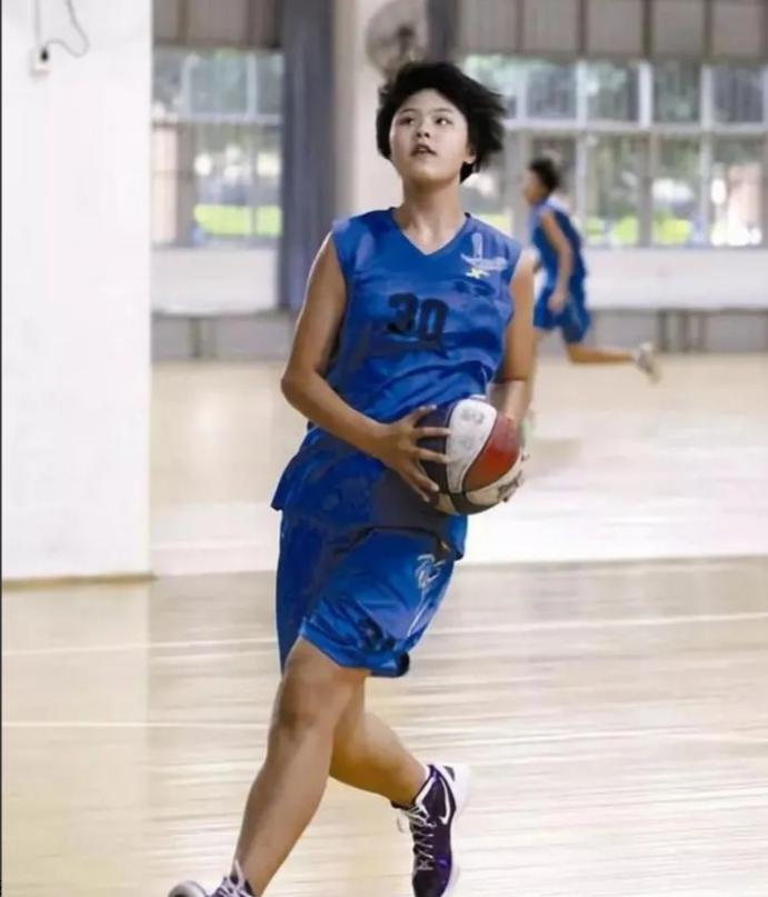 女篮队员李月汝身高简介,中国女篮大中锋李月汝今何在