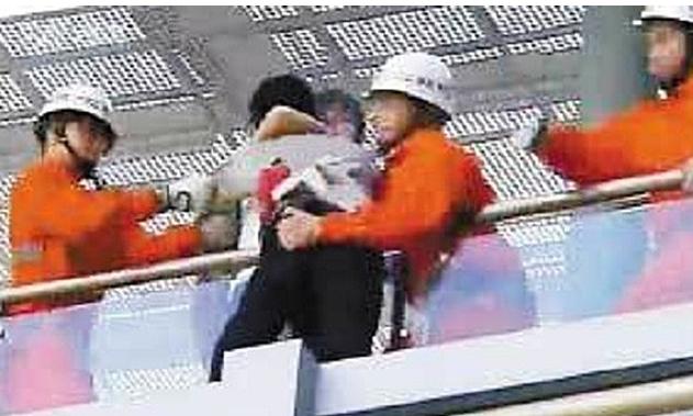 21岁小伙桥边崩溃欲跳江,四川16岁男孩跳桥被女孩救了