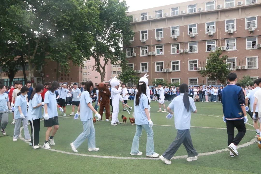 开封求实高中：大“鸡”大利！校园上演真人版“吃鸡”