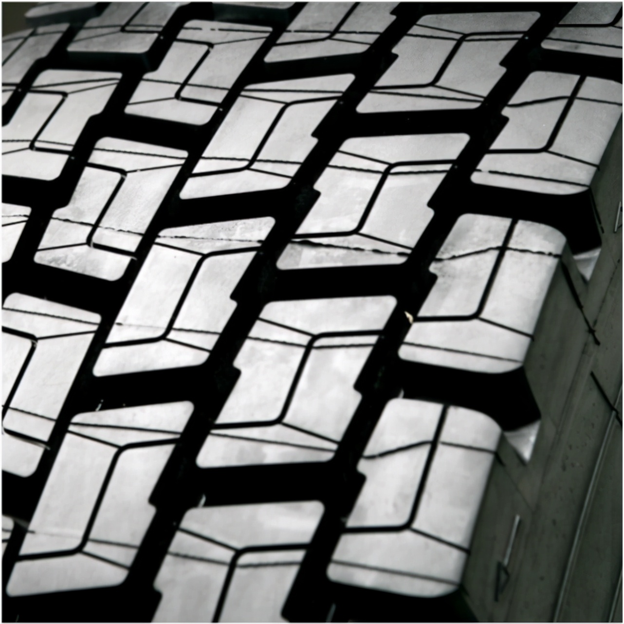 胎压2.5跑高速四个胎压不同正常吗,汽车胎压比建议胎压高0.2可以吗